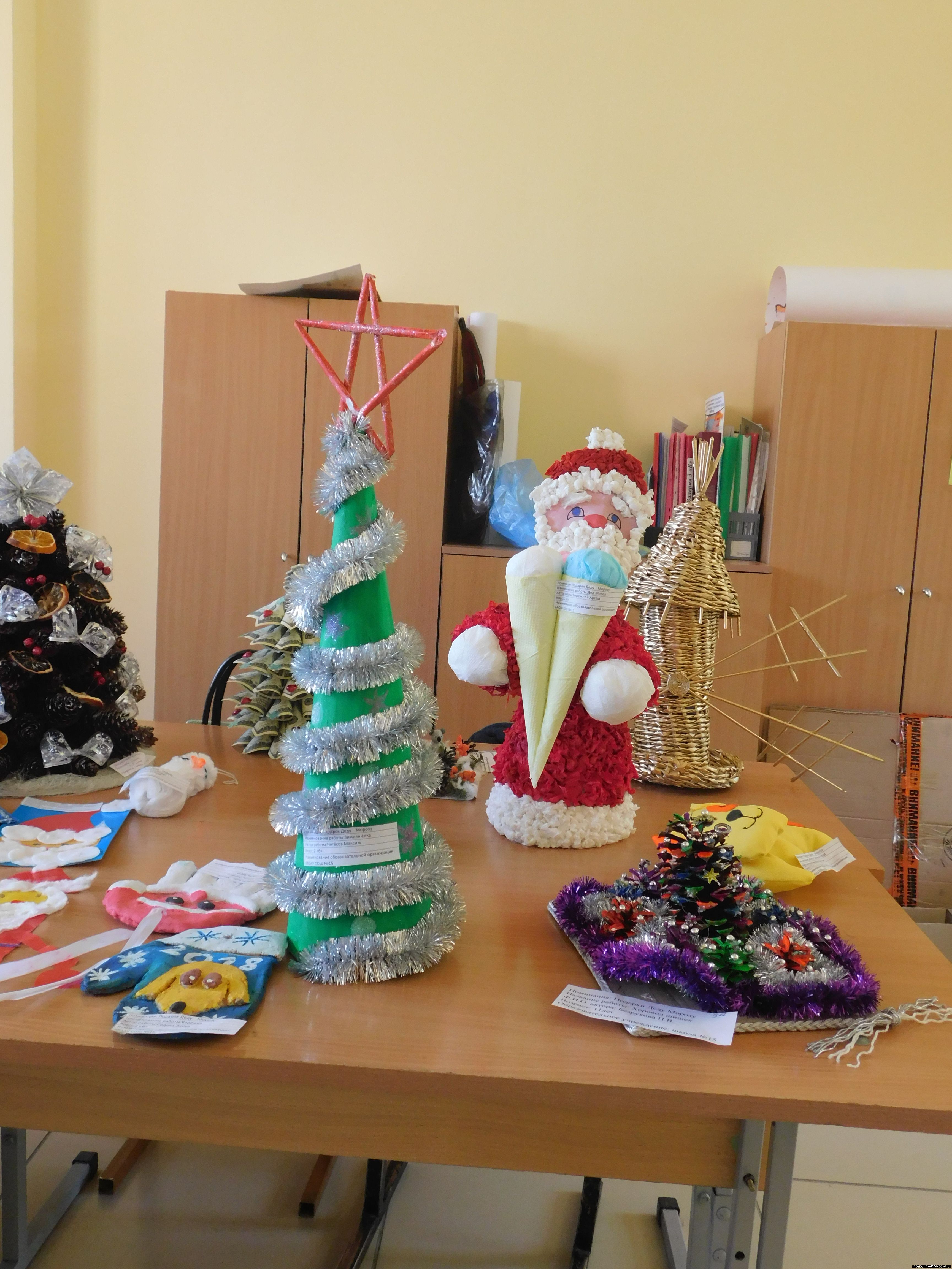 В Ширинском районе Снегурочка и Дед Мороз раздавали подарки водителям